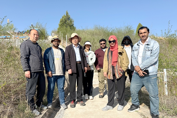 六合彩现场直播
专家带领亚太森林留学生在榆林学习综合治沙以及黄土高原水土保持治理技术600.jpg